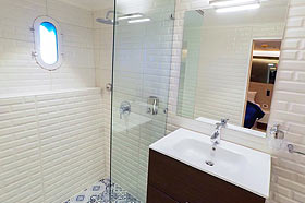 Яхта Blue Force 3. Ванная комната с душем.