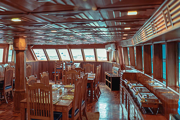 Обеденный зал на яхте Iruvai