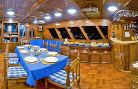 Яхта Maavahi. Обеденный зал