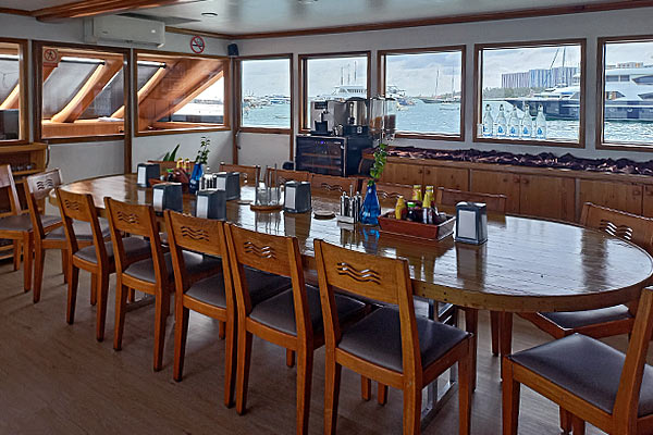Обеденный зал на яхте Maldiviana