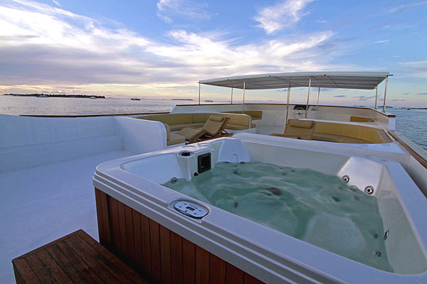 Сан-дек с ванной-джакузи на верхне палубе яхты Marselia Star