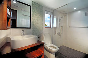 Ванная комната с душем в каюте на яхте Solitude One