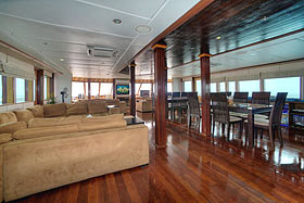 Салон на яхте Emperor Leo (бывшая Ark Royal)