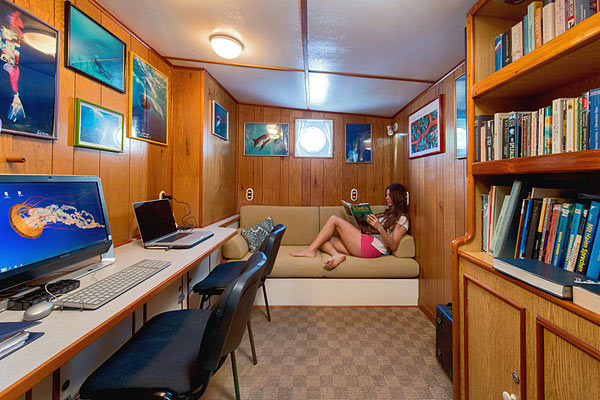 Комната с компьютером на яхте Sea Hunter.
